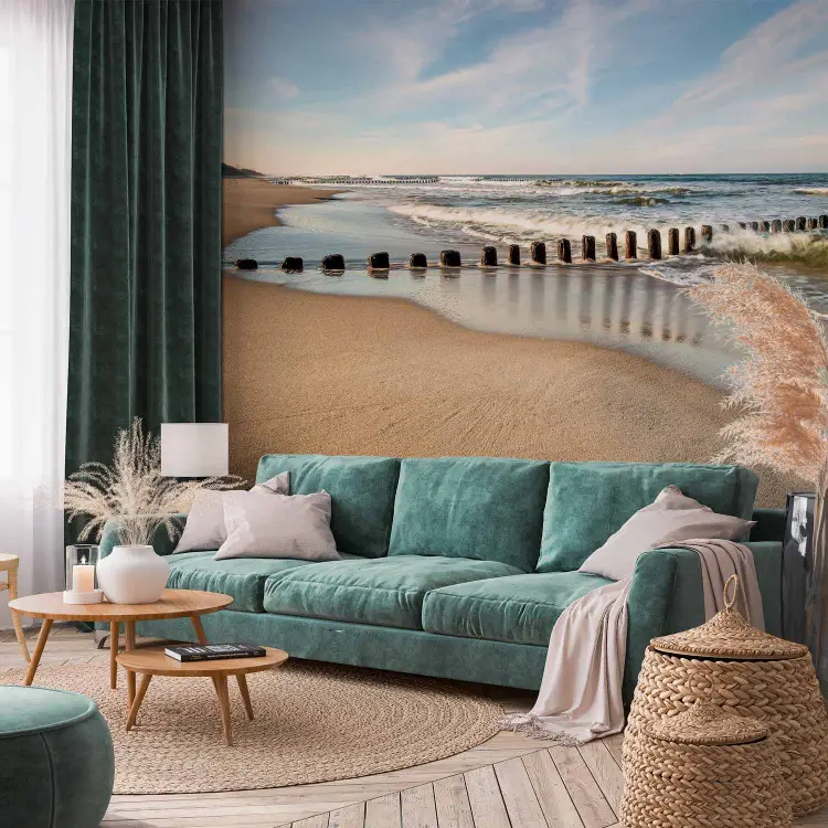 Meeresbrise - Meereslandschaft mit Wellen und Sandstrand vor Himmel