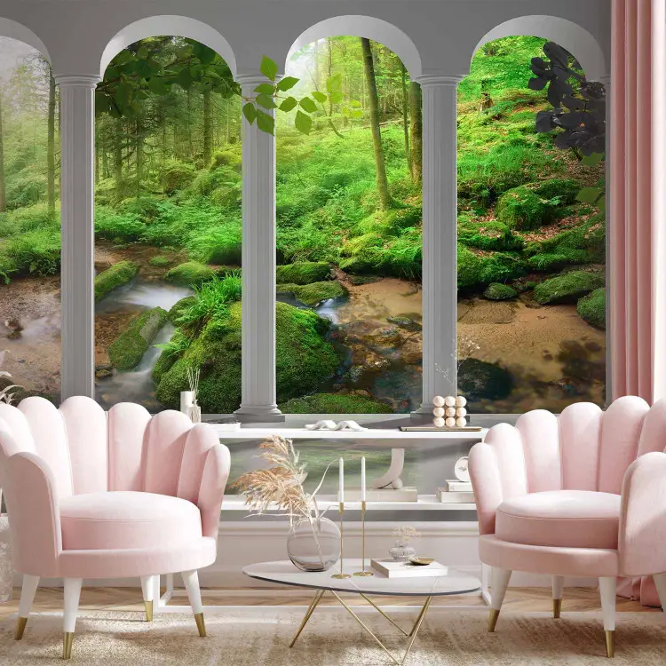 Säulen und Wald - Blick auf Waldlandschaft mit Bach und Sonnenstrahlen zwischen Bäumen