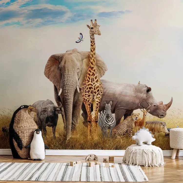 Afrikanische Fauna - Savannentiere im Gras vor hellem Himmel