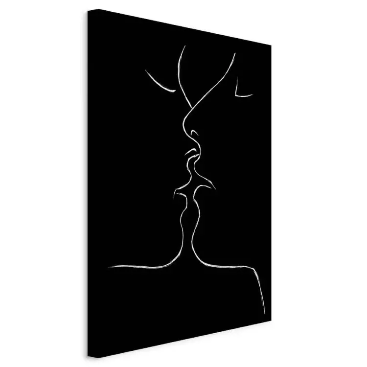 In der Linie der Liebe - Kuss eines Paares in schwarz-weiß