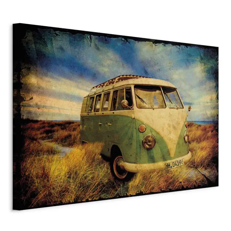Sommerabenteuer - Retro-Stil Auto vor einem Himmel