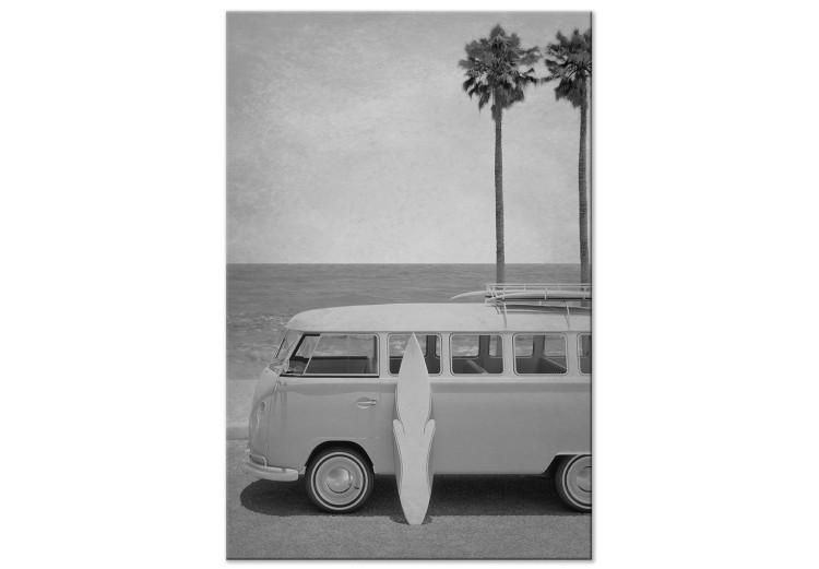 Leinwandbild Ein Ausflug an den Strand – Schwarz-Weiß-Komposition mit Retro-Auto, Surfbrett und Strand im Hintergrund