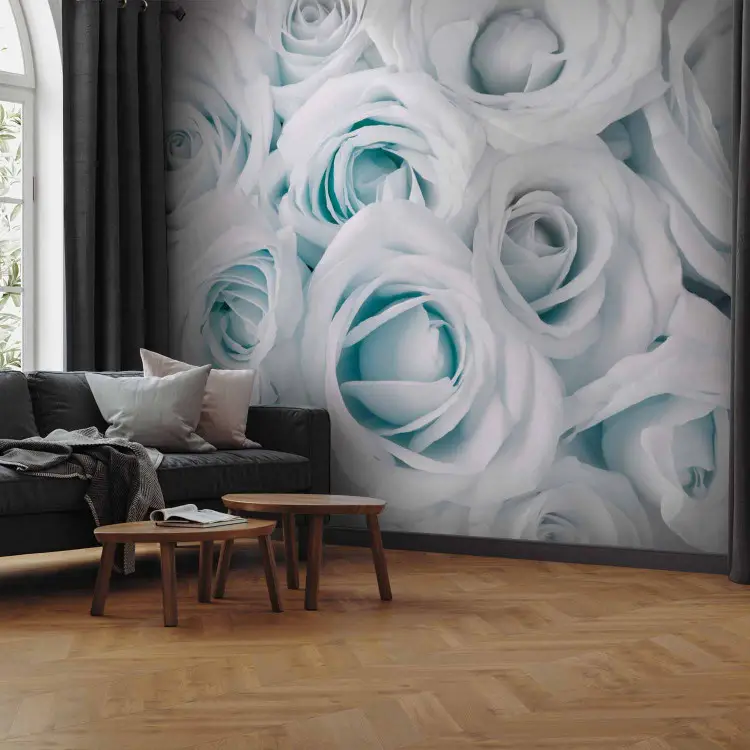 Satinrose Türkis - Blumenstrauß in Nahaufnahme auf hellem Hintergrund