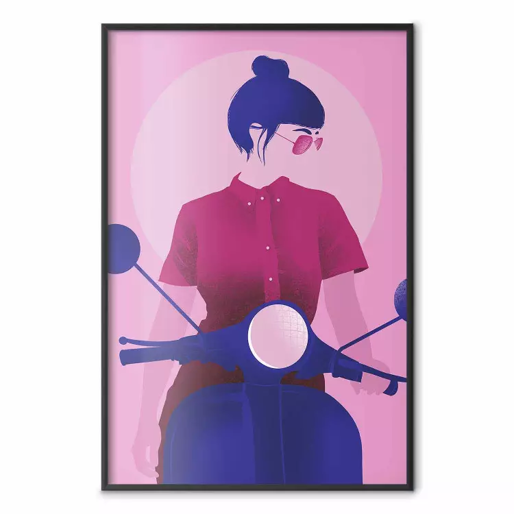 Frau auf Roller - Frau auf einem Motorroller in pastellrosa Farbe
