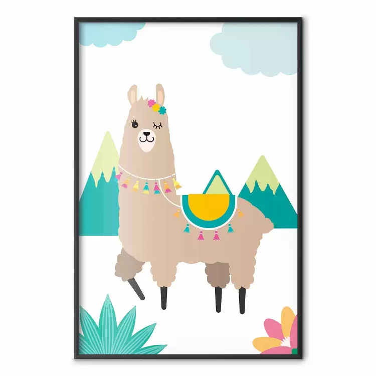 Ungewöhnliche Lama - Buntes lustiges Lama vor grünen Bergen und Wolken