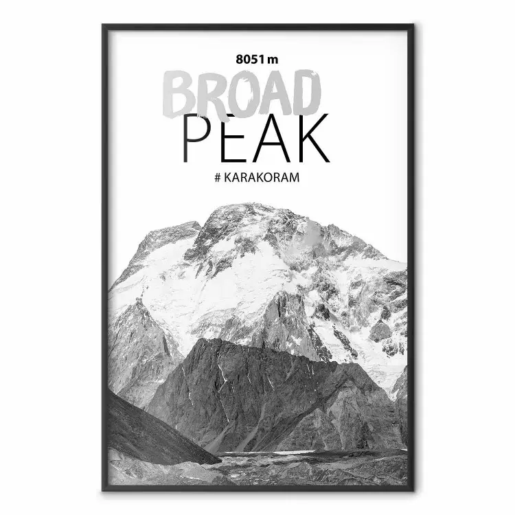Broad Peak - Schwarz-weiße Berglandschaft mit englischen Schriftzügen