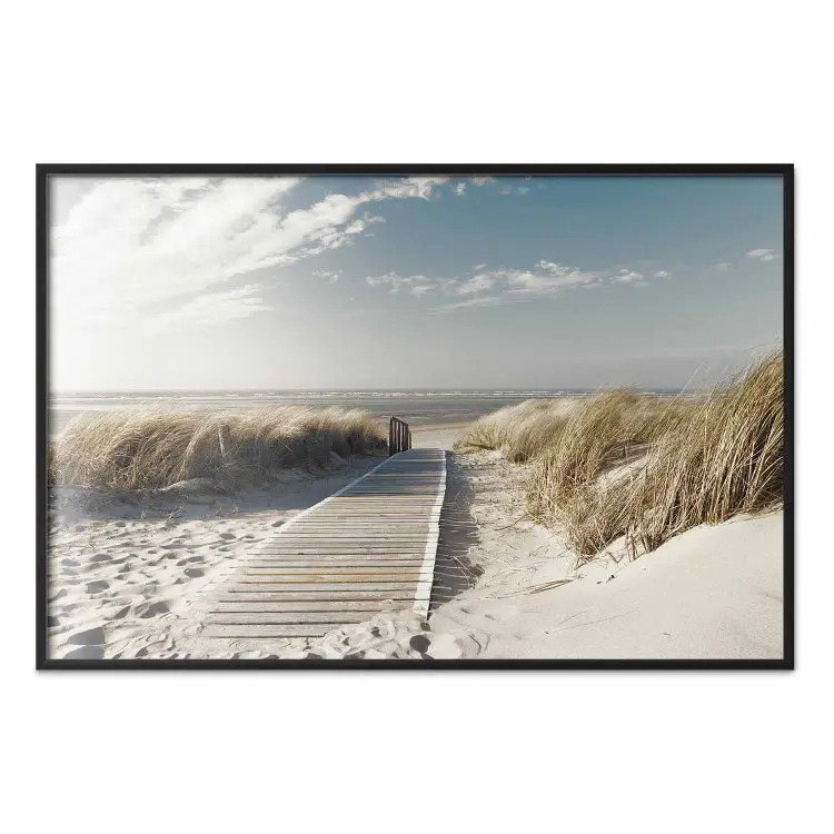 Verlassener Strand - Holzweg am Strand vor Meer und Himmel