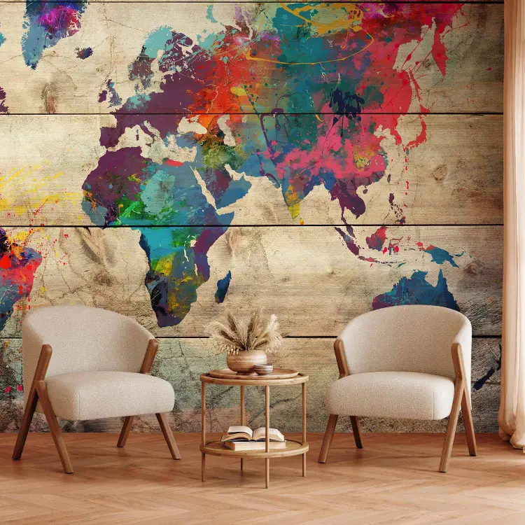 Bunte Natur - bunte Weltkarte auf Holzbrett-Hintergrund