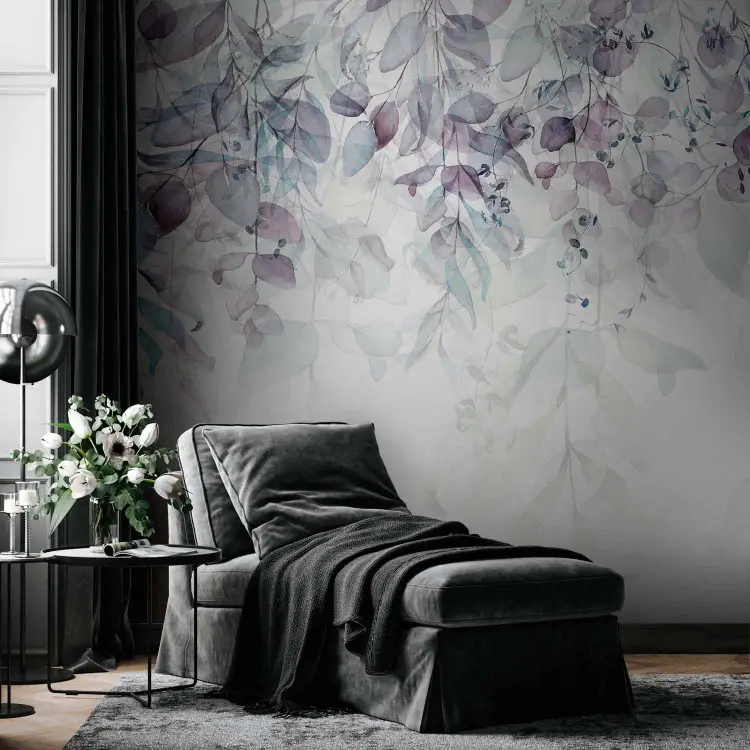 Zarte Berührung der Natur II - violette Blätter an Zweigen auf hellem Hintergrund
