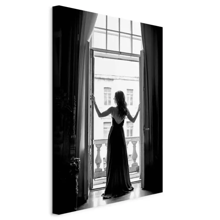 Frau im Fenster - Schwarzweiß-Foto mit einer Frauen-Silhouette