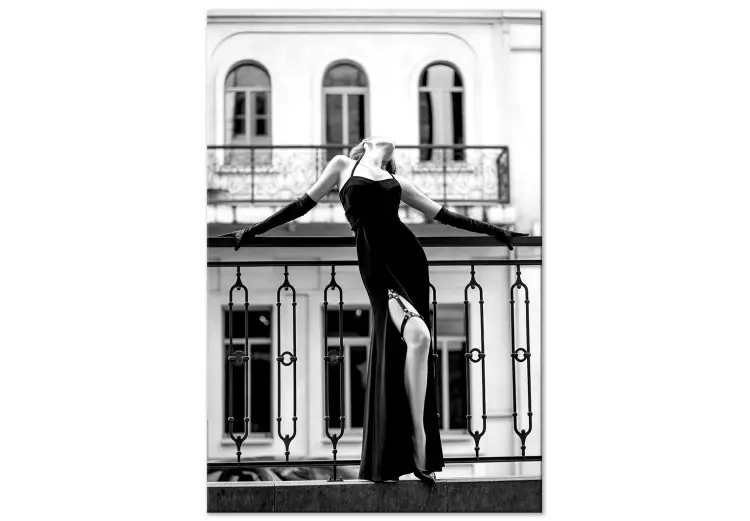 Tanzende Frau - Schwarzweisß-Foto mit einer Frauenfigur auf dem Balkon