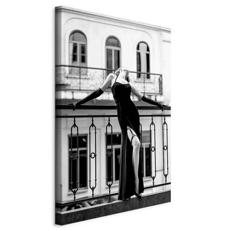 Tanzende Frau - Schwarzweisß-Foto mit einer Frauenfigur auf dem Balkon