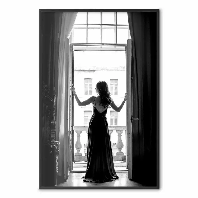 Helle Aussicht - Frau im Balkonrahmen in Schwarz-Weiß-Farben