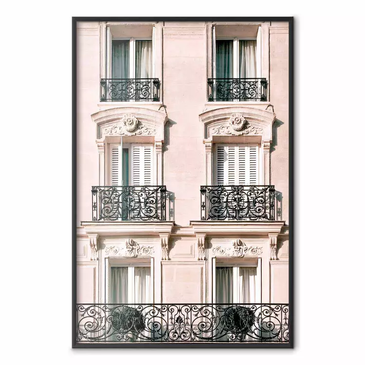 Sonnige Fassade - Architektur mit gemusterten Fensterfassaden