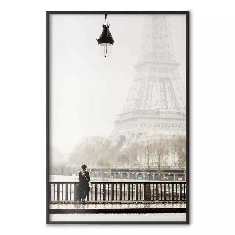 Raum ruhiger Momente - Frau vor dem Eiffelturm in Paris