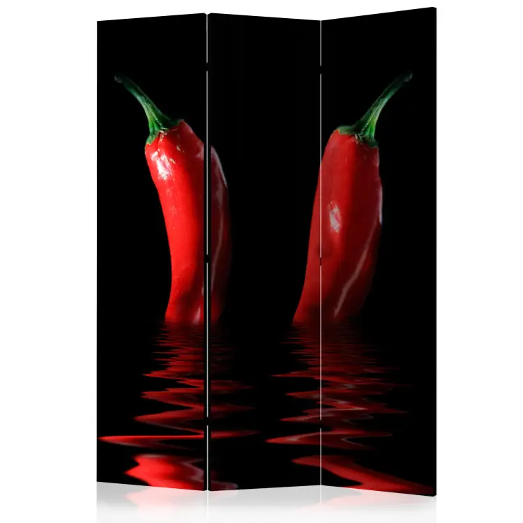 Chilischoten - Drei feurige Gemüse unter Wasser getaucht