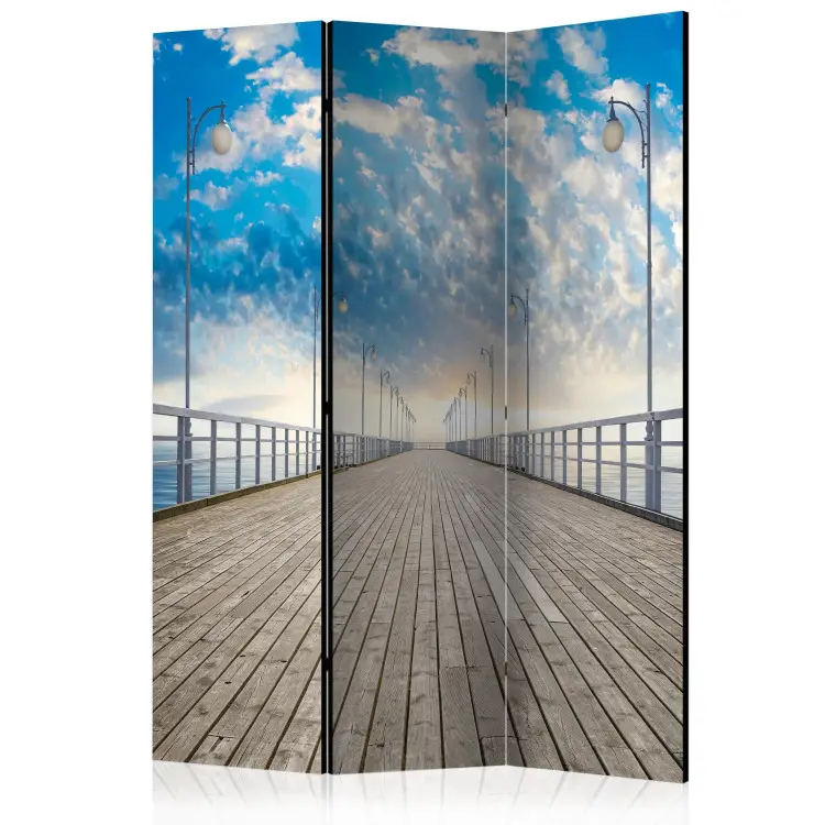 Pier - Wasser unter langem Holzsteg vor Himmel und Wolken