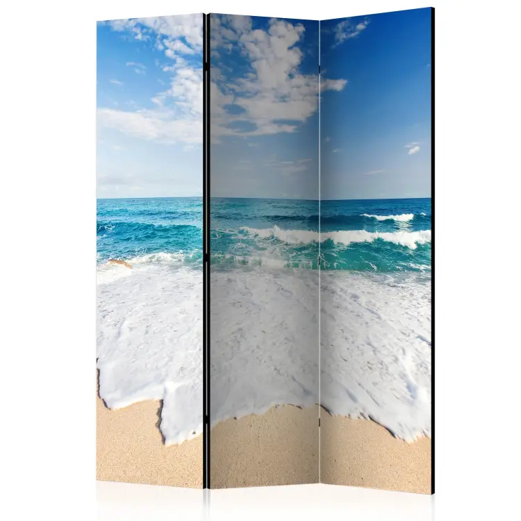 Am Meer entlang - Landschaft des blauen Meeres vor Himmel mit Wolken