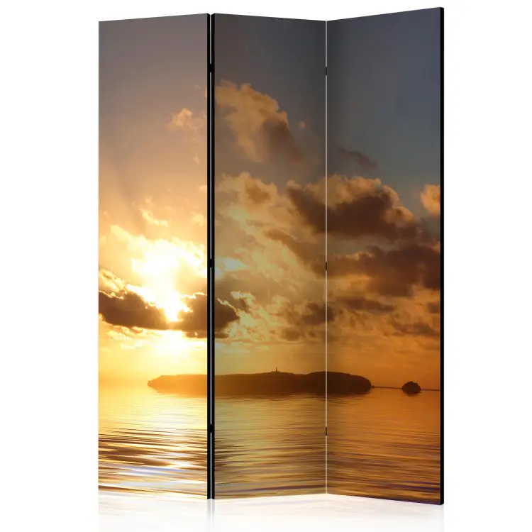 Meer - Sonnenuntergang - Einsame Insel und bewölkter Himmel