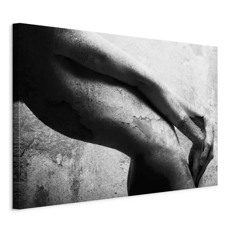Weiblicher Körper - Schwarz-Weiß-Komposition mit Kunststein