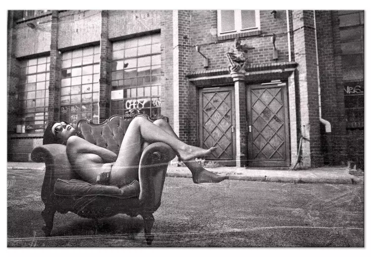 Frau auf dem Stuhl - Schwarzweiß-Foto im Glamour-Stil