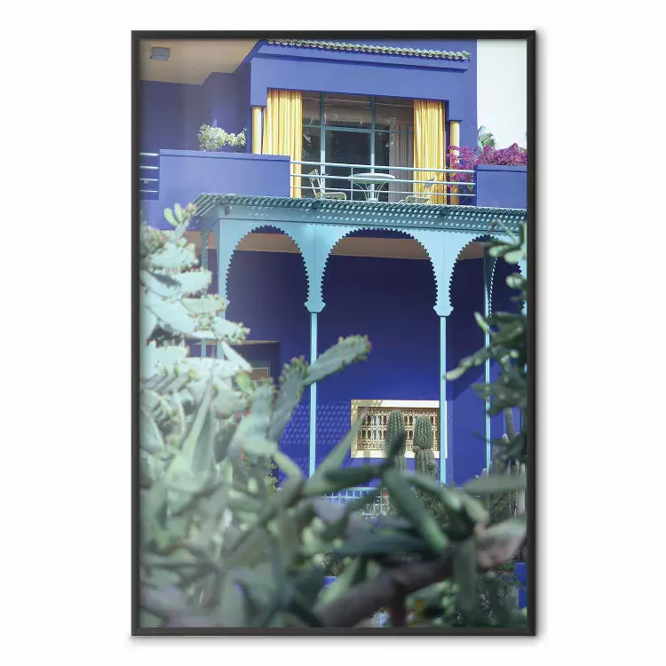 Majorelle Garten - Luxuriöses blaues Gebäude mit Säulen und Garten
