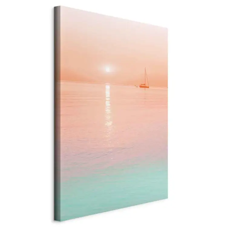 Morgenkreuzfahrt - maritimes Motiv mit nebliger Sonne und Segelboot