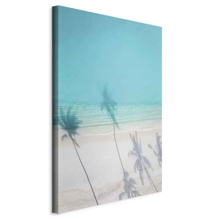 Türkisfarbene Küste - Meer mit weißem Sand im Schatten der Palmen