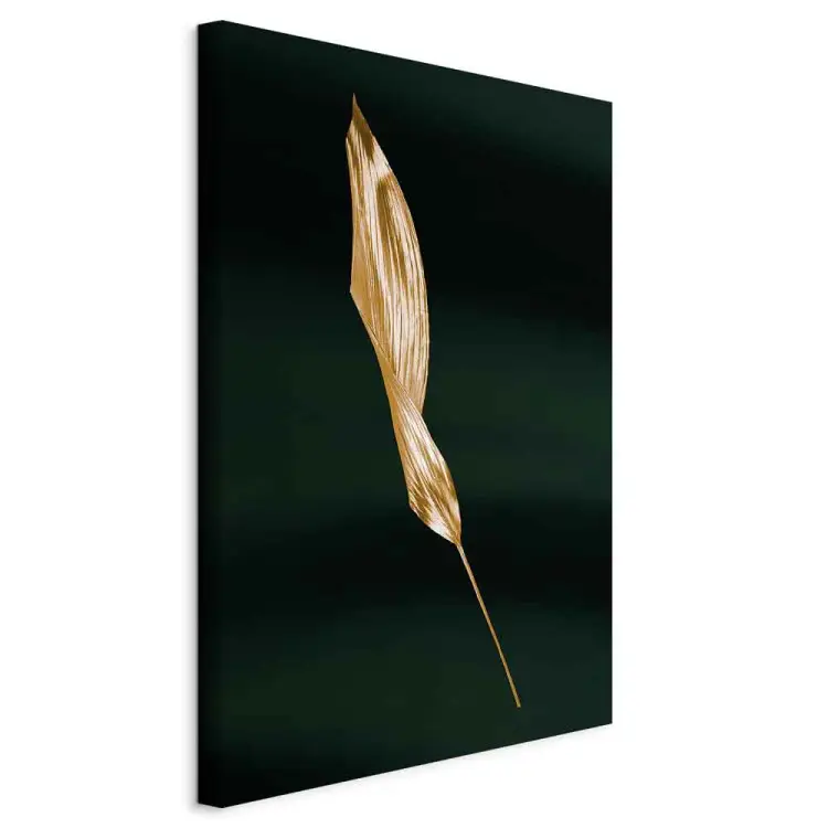 Geknicktes Blatt aus Gold - botanisches Motiv auf grünem Hintergrund
