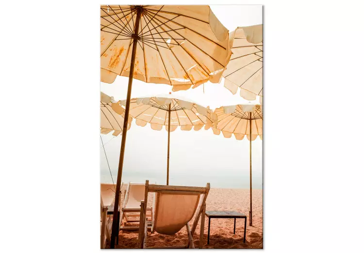 Strandschirme - Landschaft mit Sand, Liegestühlen und dem Mittelmeer