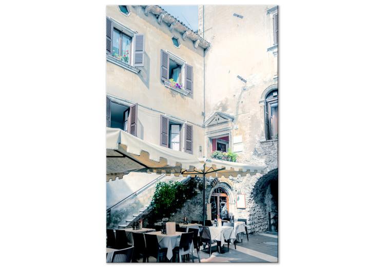 Leinwandbild Italienisches Restaurant im Altbauhaus - italienische Stadtarchitektur
