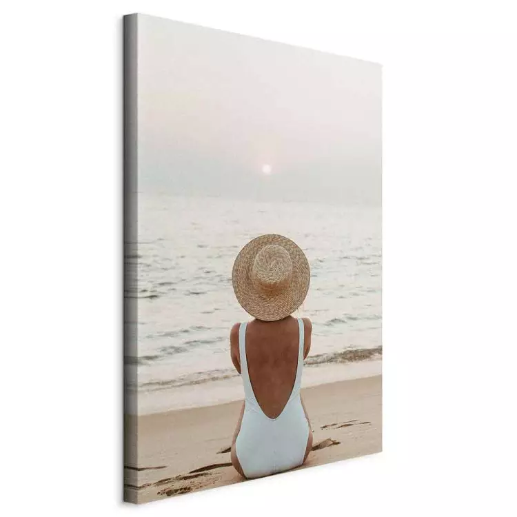 Frau im Hut am Strand - Meereslandschaft mit Sonnenuntergang