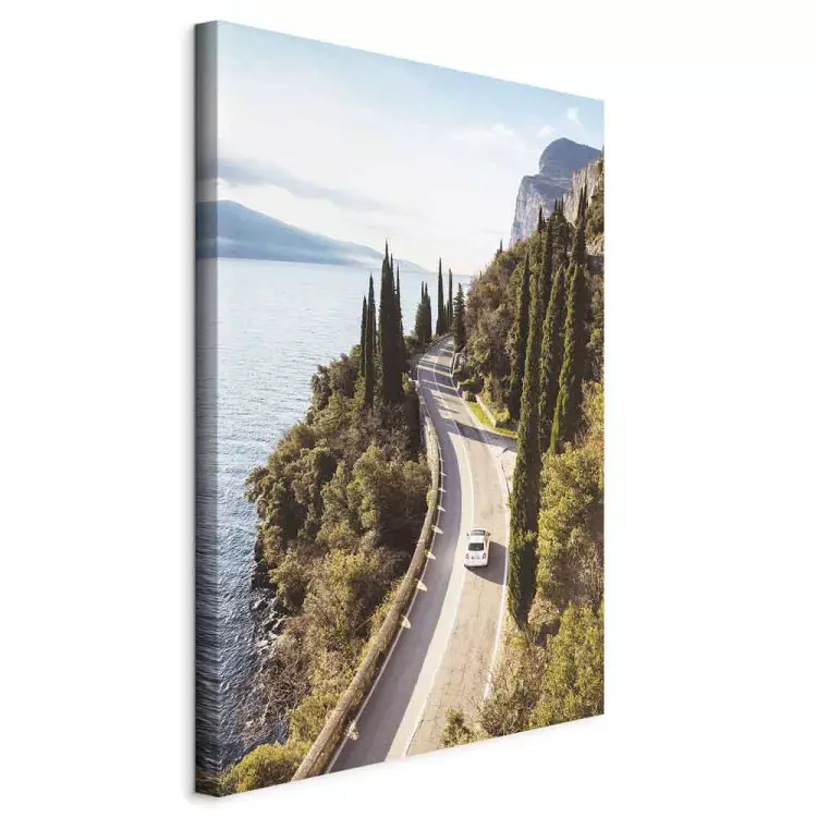 Blick auf den Gardasee - Landschaft mit kurviger Bergstraße und See