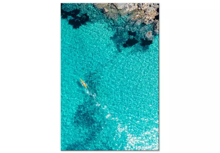 Azurblaues Wasser - Meereslandschaft mit einem gelben Kajak