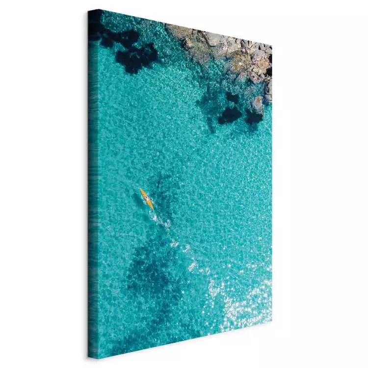 Azurblaues Wasser - Meereslandschaft mit einem gelben Kajak
