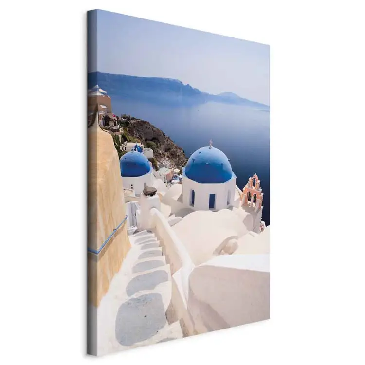 Sonniges Santorini - Landschaft mit Meer und griechischer Architektur