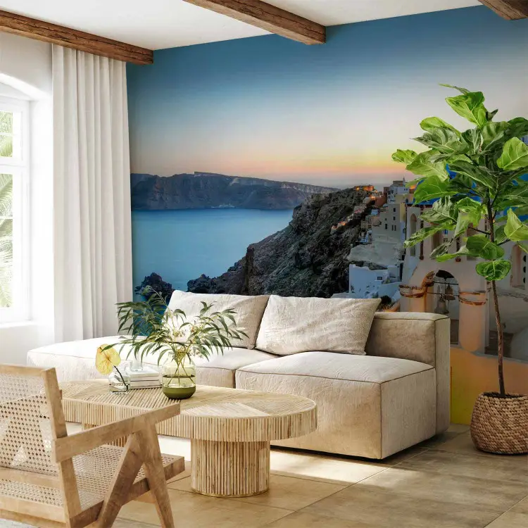 Thira während des Sonnenuntergangs - griechische Meereslandschaft mit Architektur