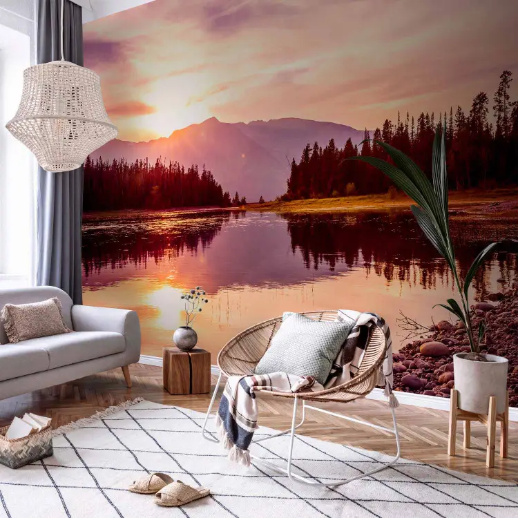 Herbstliche Sonnenuntergangslandschaft - Berge mit See und Wald