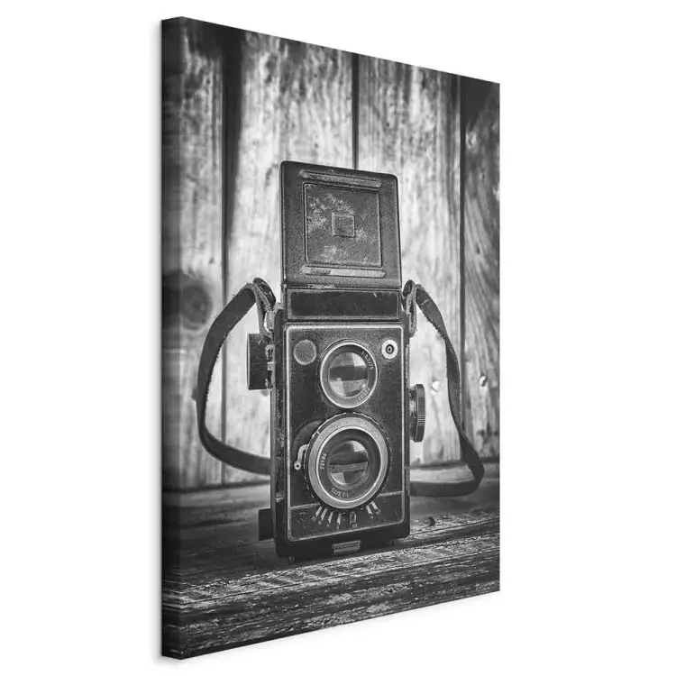 Alte Kamera - schwarz-weiße Retro-Komposition mit Holz im Hintergrund