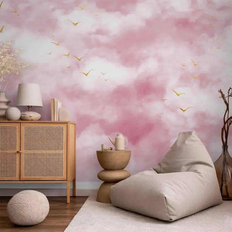Pastellhimmel - Wolken am Himmel in Puderrosatönen mit minimalistischen goldenen Vögeln