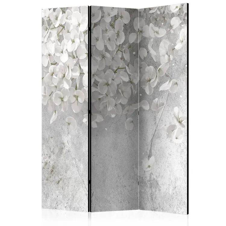 Blumige Wolken - Blumen auf betonartigem Hintergrund