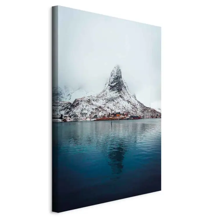 Identität der Schönheit - Winterlandschaft mit Berg über Wasser