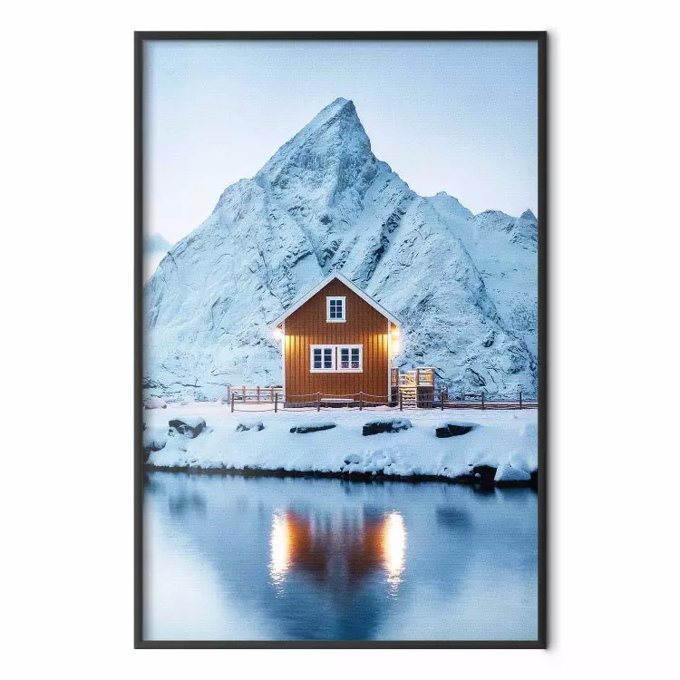 Hütte in Norwegen - Winterliche Hütte vor Berg
