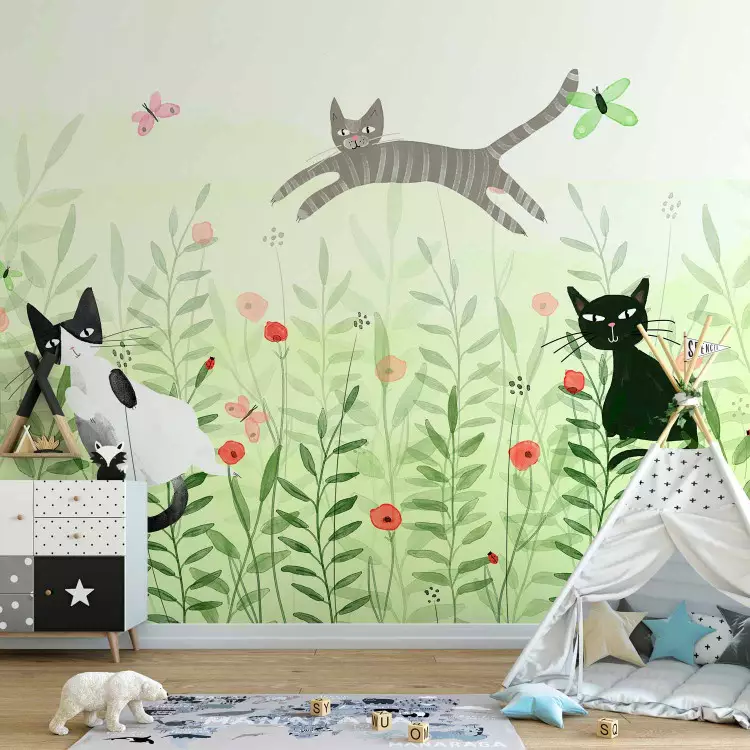 Katzenstreiche - Katzen auf Wiese mit Schmetterlingen im Gras