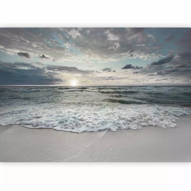 Ruhiger Strand - Sonnenuntergangslandschaft am Meer mit Wellen