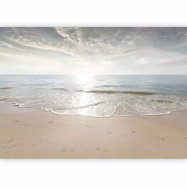 Sand und Sonne - Landschaft mit ruhigem Meer und Strandspuren