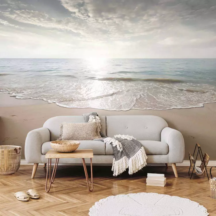 Sand und Sonne - Landschaft mit ruhigem Meer und Strandspuren