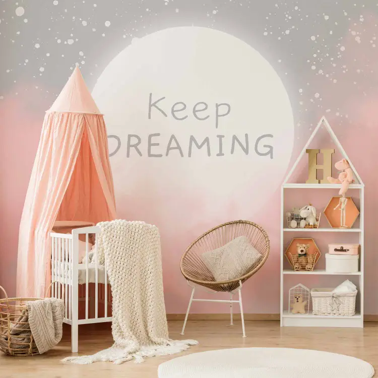 Keep Dreaming - Schriftzug auf Mond in Nachthimmel und rosa Wolken