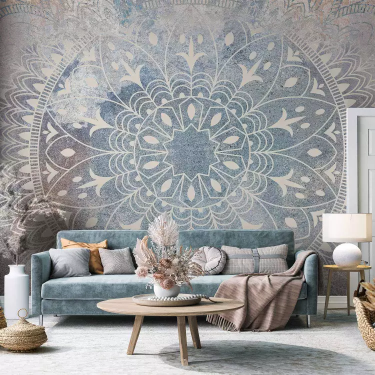 Mandala - helles cremefarbenes Ornament auf blauem Hintergrund