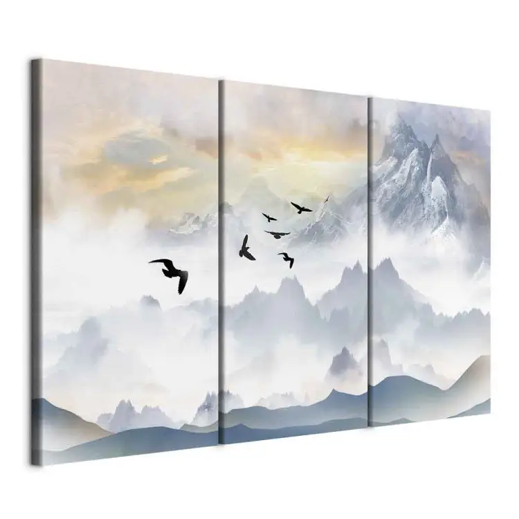 Berge im Nebel - Vögel fliegen über Bergspitzen in Wolken